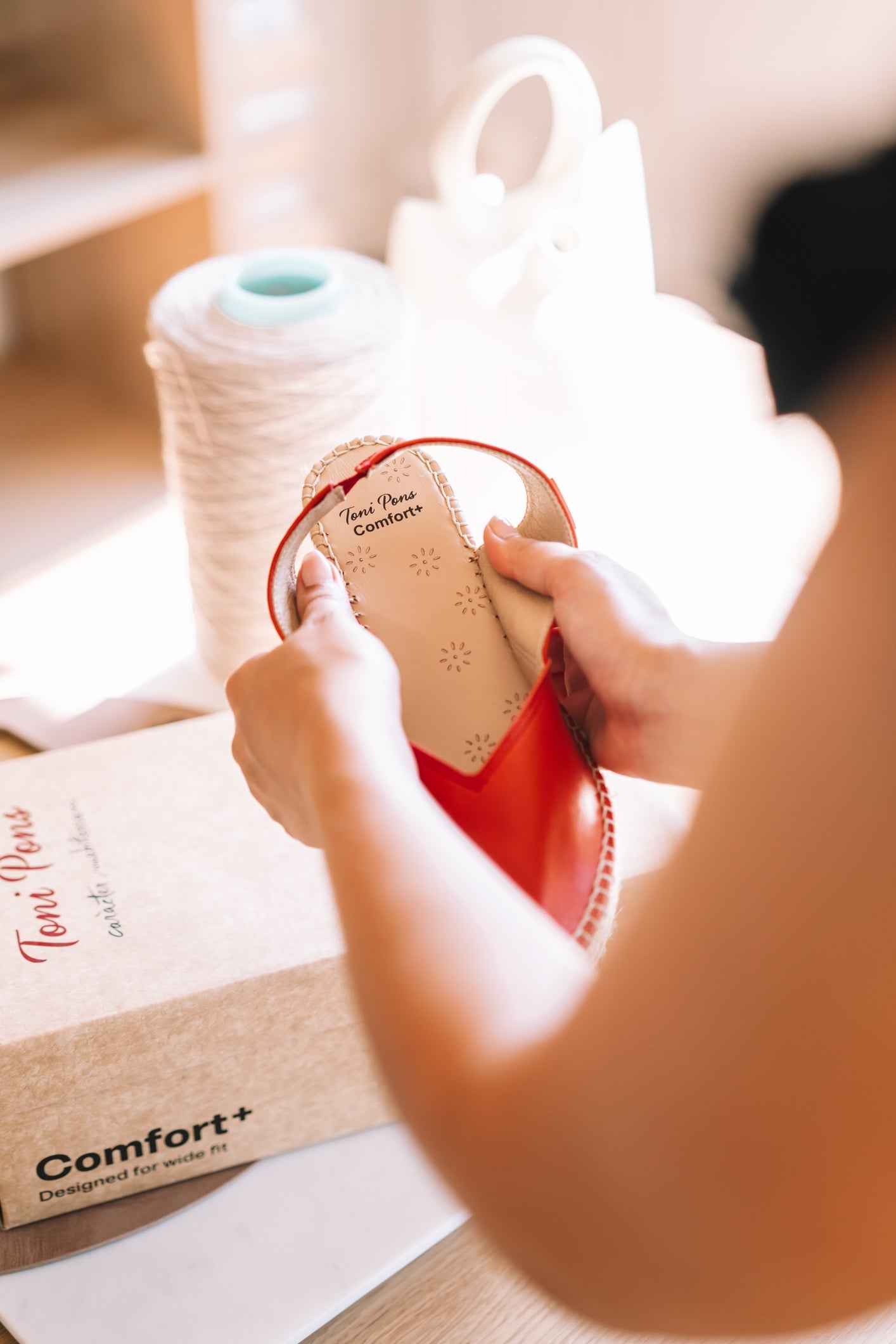 Alpargata en color rojo confort, con una cuña de 4 cm, y mas amplitud